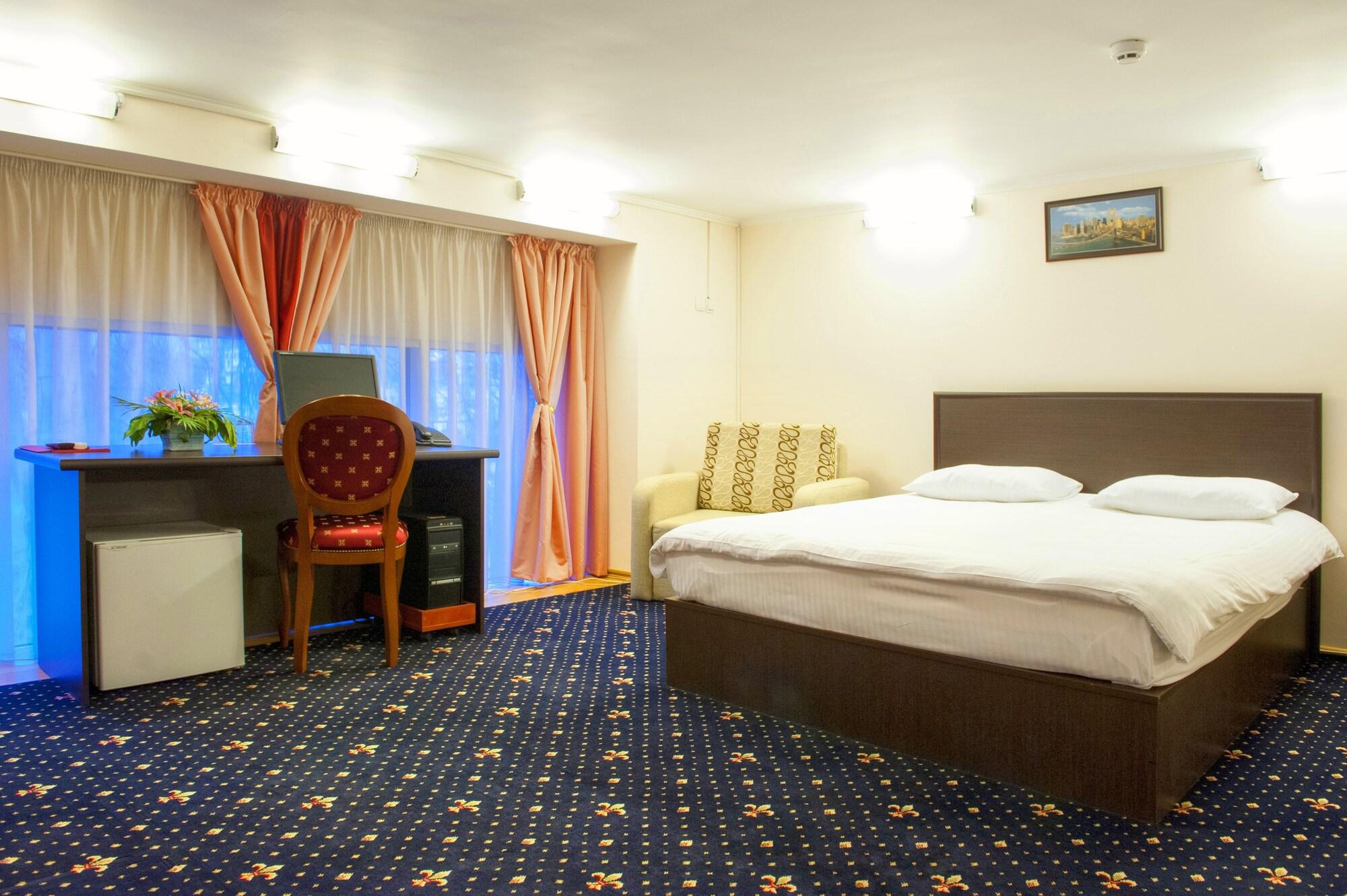 Manhattan Hotel & Restaurant Kisinyov Kültér fotó