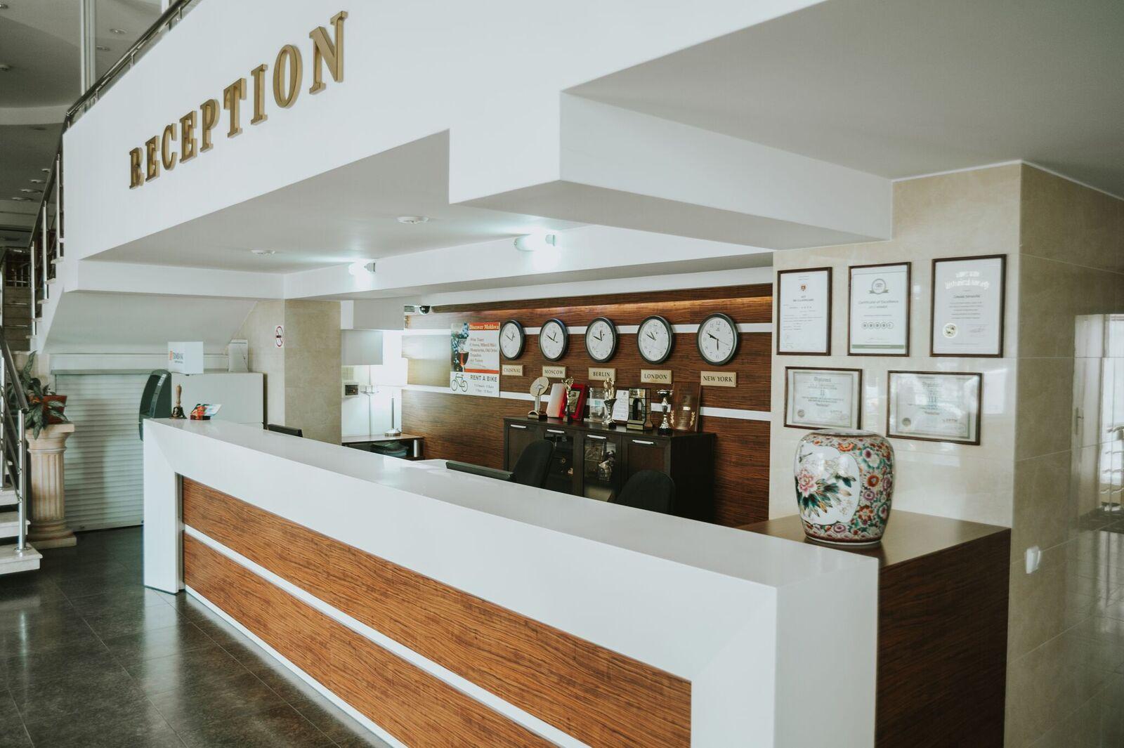 Manhattan Hotel & Restaurant Kisinyov Kültér fotó
