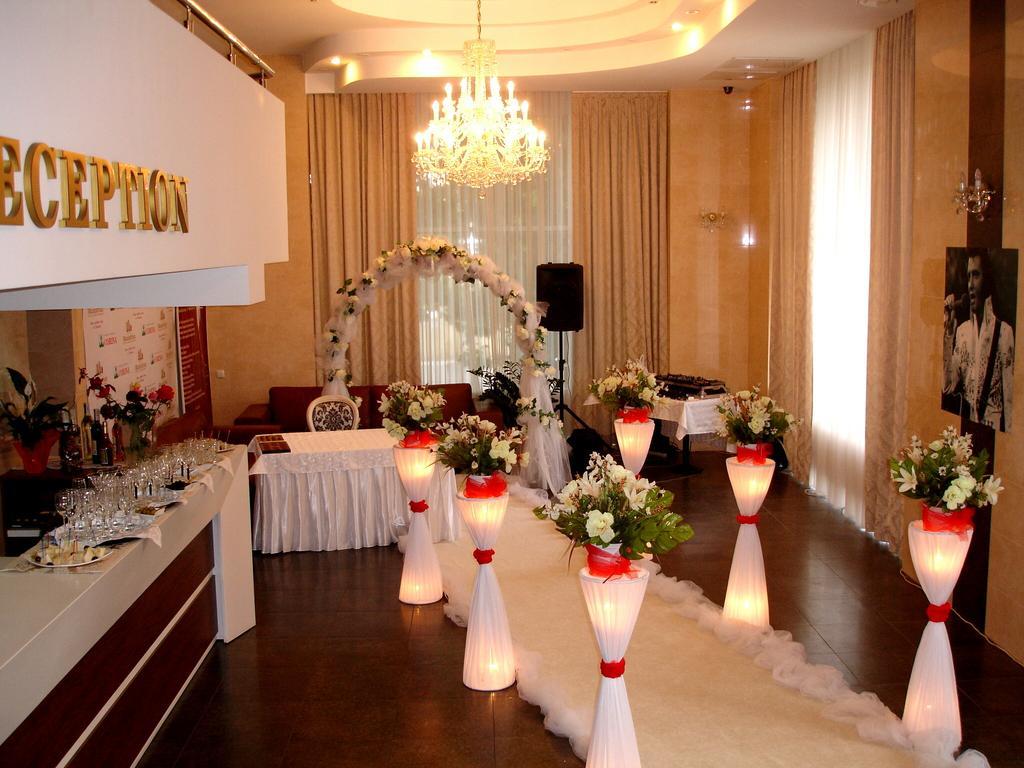 Manhattan Hotel & Restaurant Kisinyov Kültér fotó